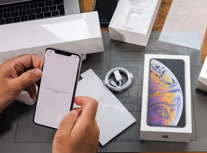 Обновление iphone xr. Новый iphone Unpacking. Эпл техника настоящее прошлое. ТРЕЙД ин айфон. Mini iphone Unpacking.