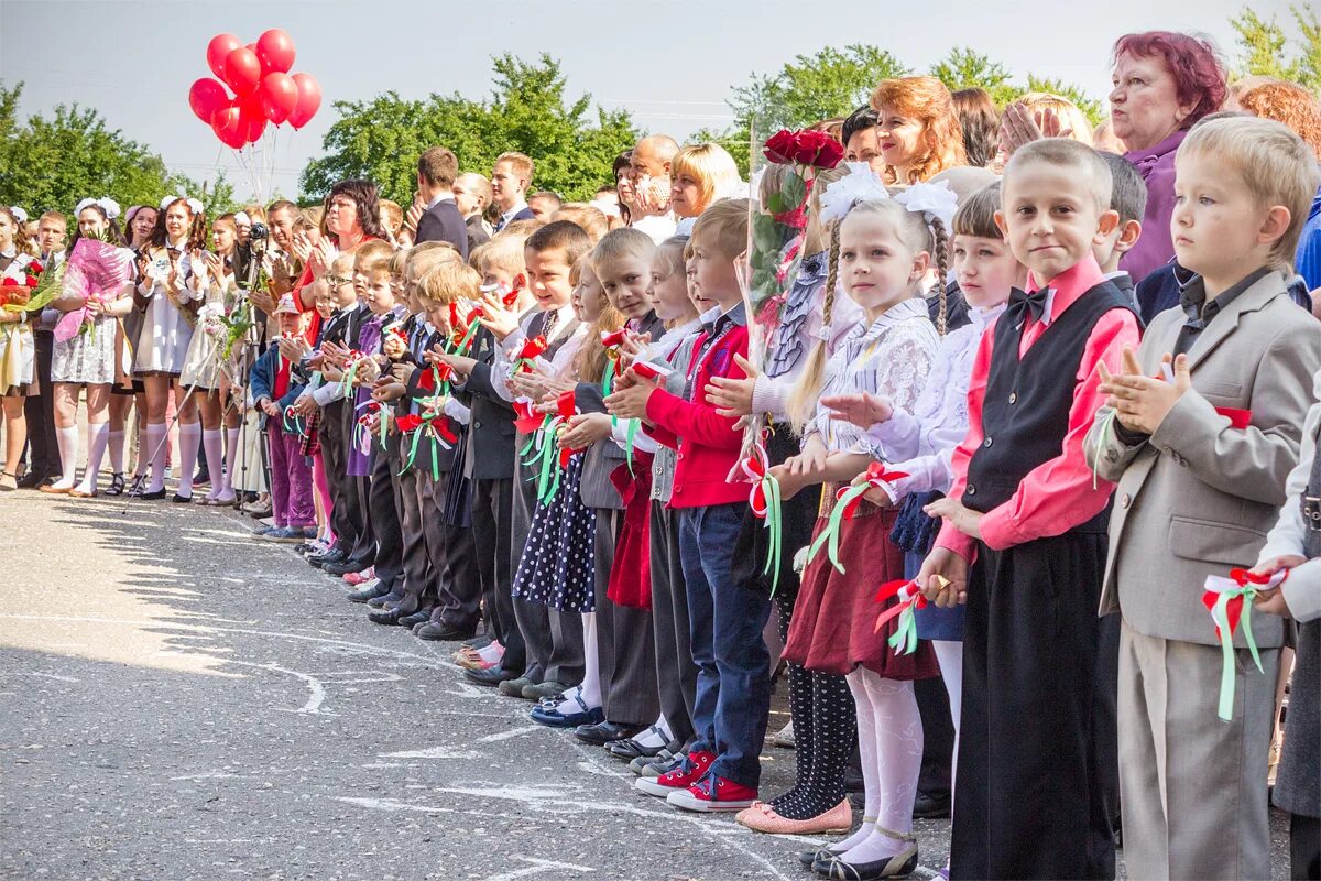 Линейка в школе. Первоклассники на линейкк. Первоклассники линейка в школе. Первоклашки на линейке 1 сентября. Первый звонок первый урок