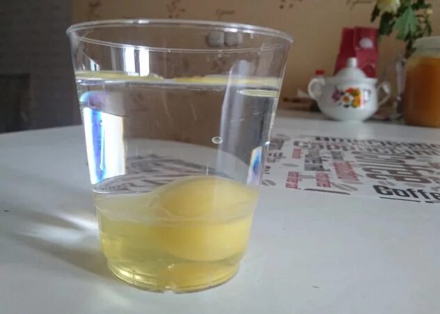 Яйцо в стакане с водой. Разбитое яйцо в стакане с водой. Что означает яйцо в воде