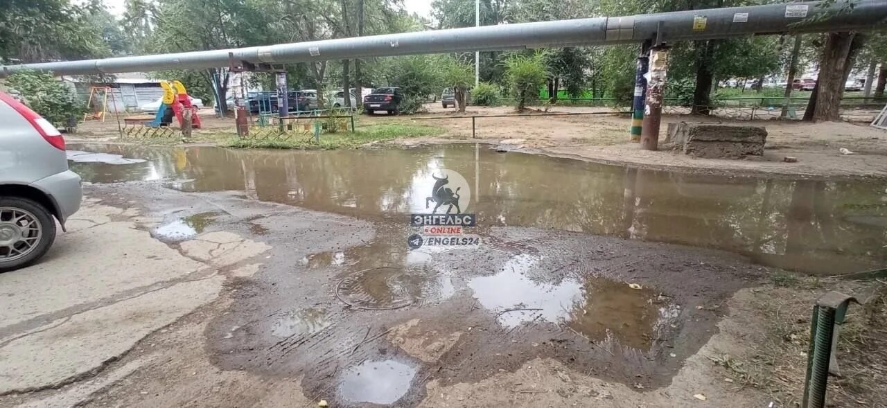 Нет воды энгельс. Детские площадка затоплена водой. Наводнения в Саратове и Энгельсе. Потоп в Саратове. Затопленная улица.