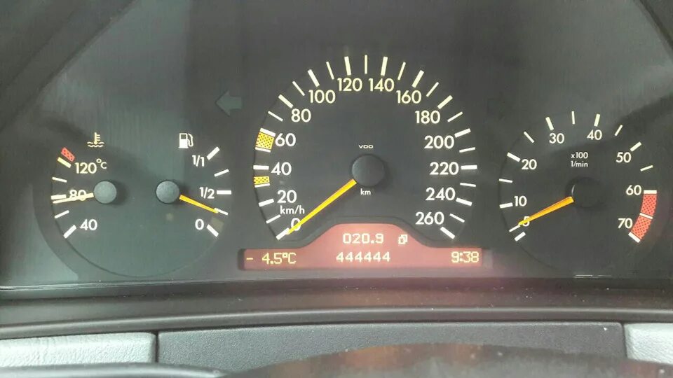 Приборка лансер 9 автомат оптитрон. Одометр в автомобиле ман. Оптитрон на митсубиси лансер 9. Оптитрон на митсубиси лансер 9. Пробег 124.