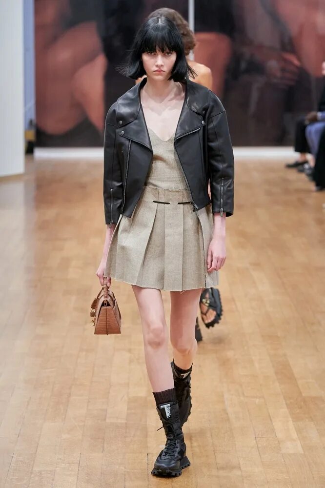 Tods 2025. Кожанки тренд 2025. кожаная куртка 2025 тренды.