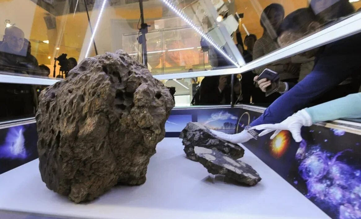 Почему челябинский метеорит. Челябинский метеорит в музее. метеорит в челябинске 2013. челябинский метеорит фото. музей в котором лежит челябинский метеорит.