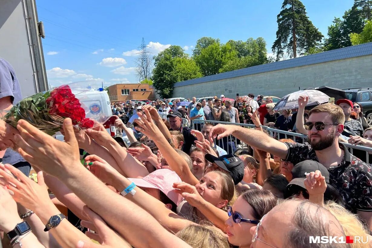 прямое прощание. чурикова церемония прощания. прямое прощание. прямое прощание. похороны юры шатунова 2022.