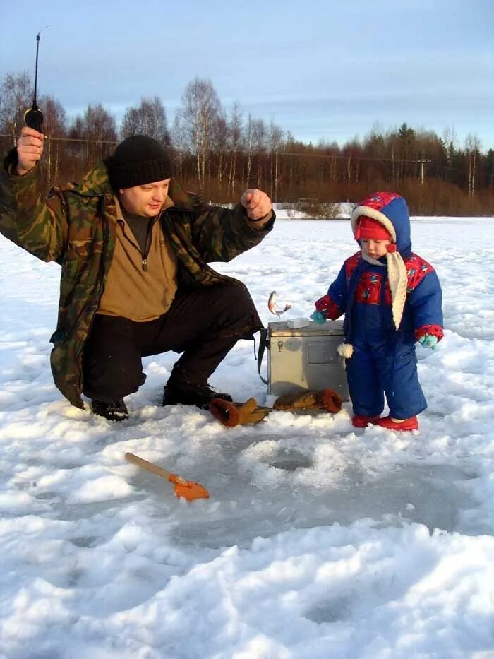 Зимняя рыбалка. Зимняя рыбка для детей. Рыбак зимой. Дети на зимней рыбалке.