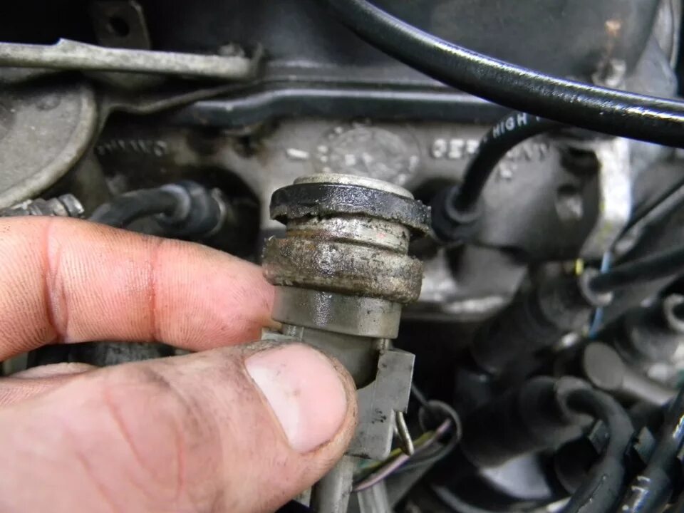 Датчик охлаждающей жидкости гольф 2 1. 6 бензин карбюратор. 9 дизель. 8т. Датчик температуры volkswagen jetta ii 1989 года.