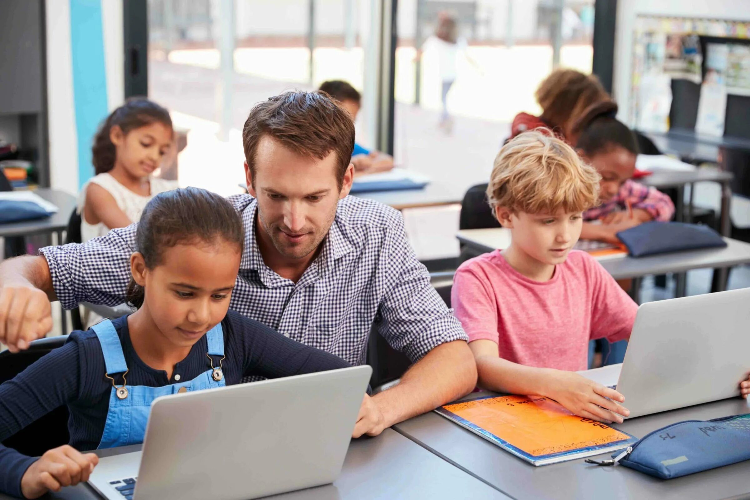 Role of society. Учитель компьютер для детей. Ноутбук "школа". Учитель и ученики компьютерные. Дети с ноутбуками в школе.