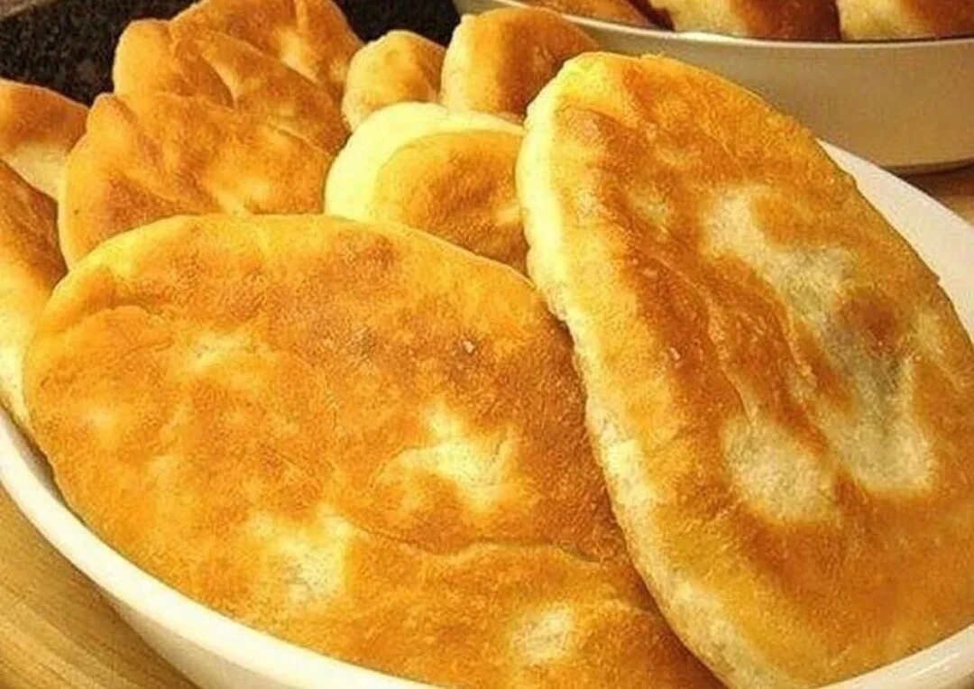 Тонкие пирожки на дрожжах на сковороде. Вкусные пирожки с картошкой. тонкие пирожки с картошкой. пирожки с картошкой крестьянские. тонкие жареные пирожки с картошкой.