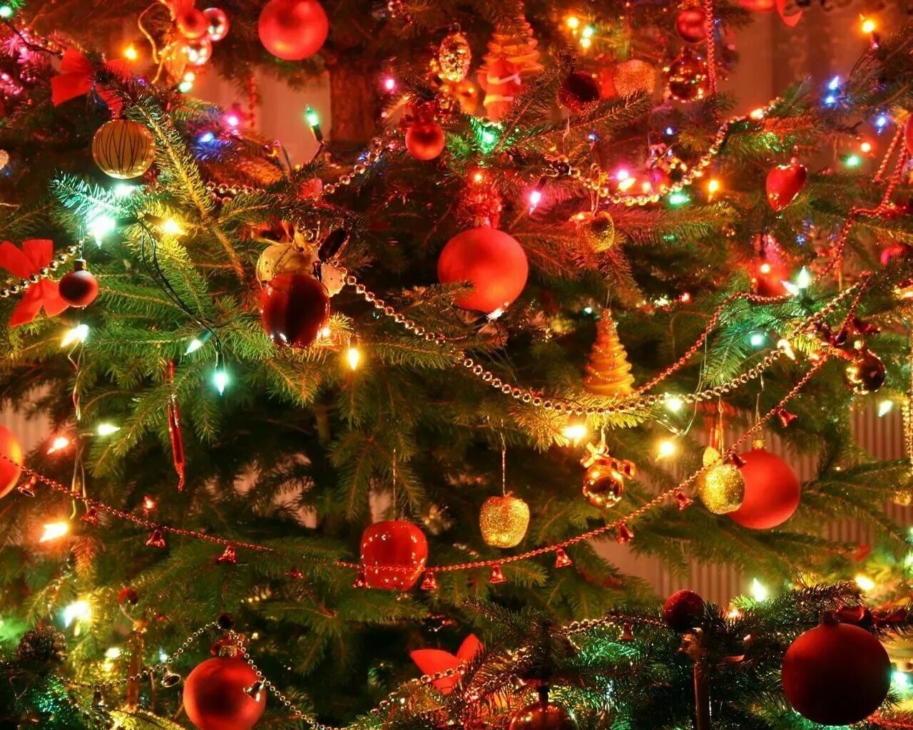 Новый год может быть разным. Дети наряжают елку. Елка с игрушками. Рождество семейный праздник. Новогодние елки и игрушки.