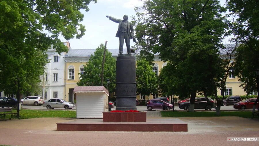 Какие памятники есть в калуге. Сквер Ленина Калуга. Памятник на площади Ленина в Калуге. Памятник Ленина площадь старый торг Калуга. Памятник Ленину в Калуге сквере Ленина.