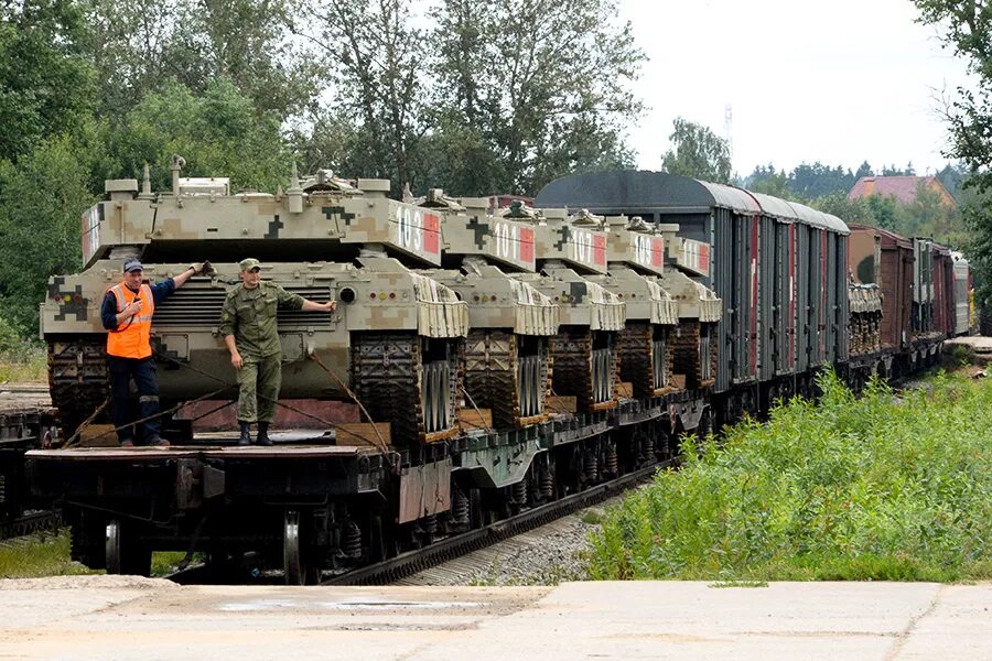 Военный поезд. Эшелон с военной техникой. Поезд с военной техникой. Военный эшелон поезд.