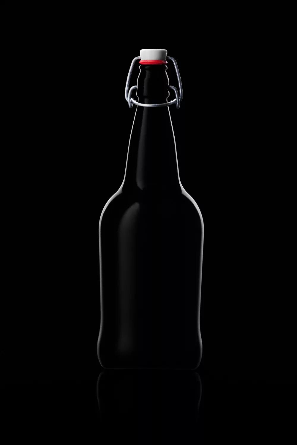 Бутылка фон. Бутылка пива на темном фоне. Бутылка на темном фоне. Бутылка пива на черном фоне. Стеклянная бутылка на черном фоне.