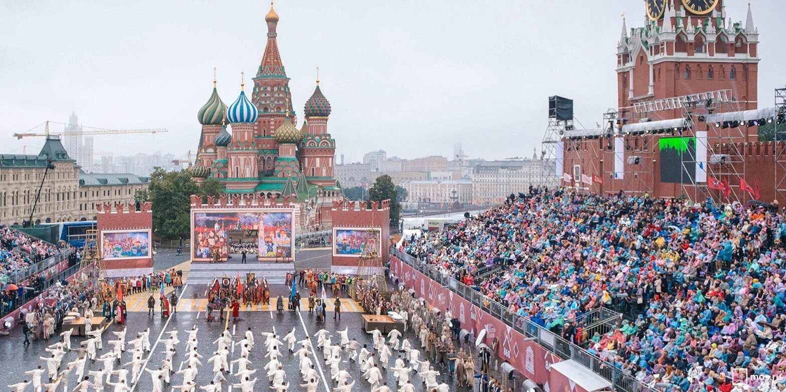 Как прошли праздники в москве. Праздник на площади. С днем города Москва. Москва днем. День города Москвы парад техники.