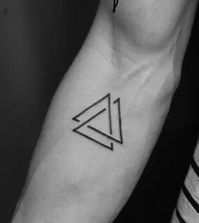 Креативные идеи для татуировки в форме треугольника.