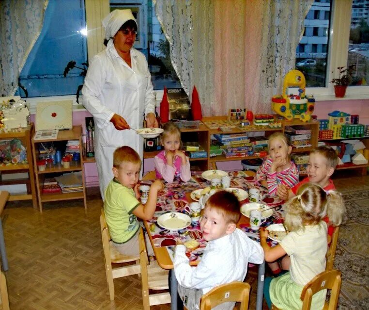 Няня в детском саду. Помощник воспитателя в детский сад. Воспитатель детского сада. Младший воспитатель.