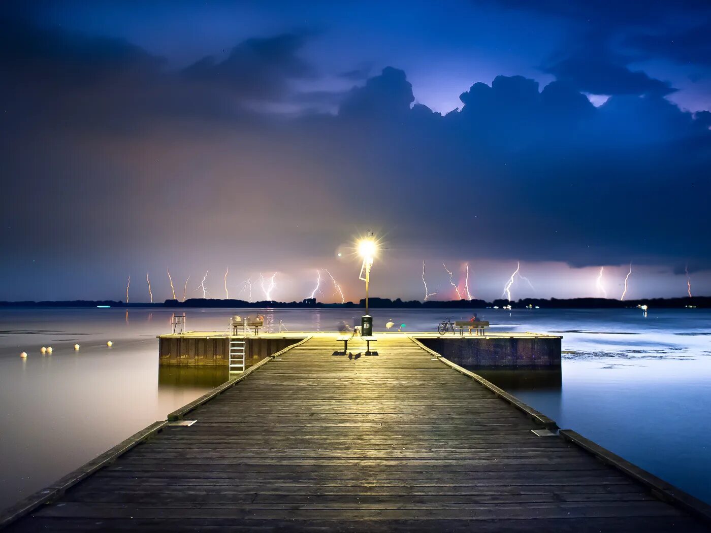 На пирсе в час ночной. На пирсе в час ночной. На пирсе тихо. Море пристань. Темные фото.