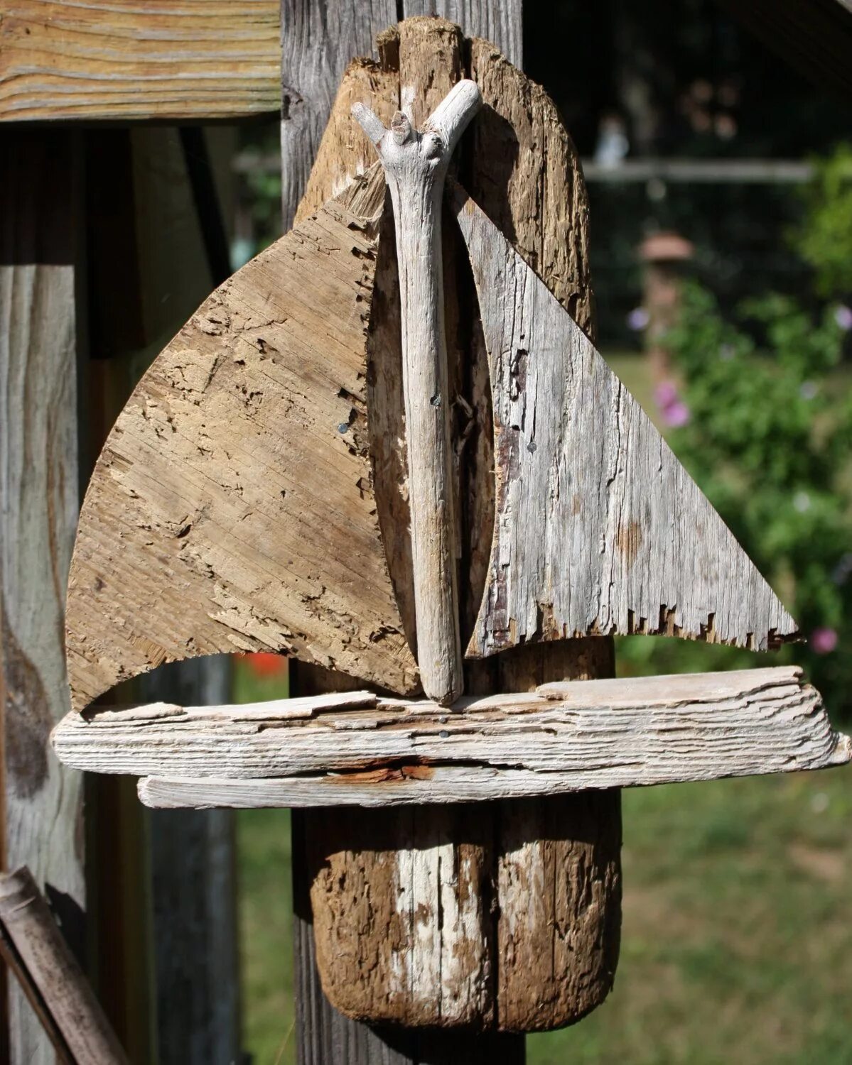 Деревянные украшения для сада. Поделки из дерева. Изделия из деревянных досок. Сова поделка иж дерева для дачи. Поделки из досок.