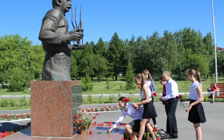 Памятники Курганской области связанные с её историей. Памятник Илизарову в Кургане описание и фото.