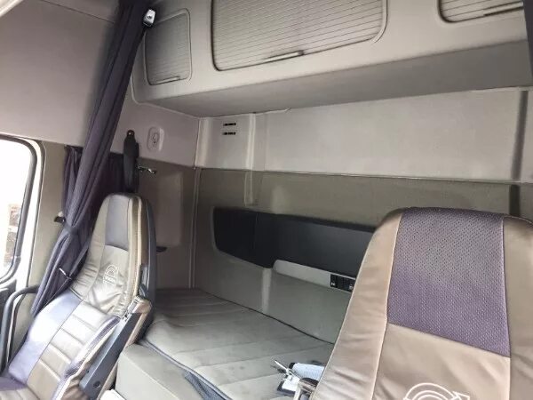 Спальник вольво фш. Volvo fh16 спальник. Спальник вольво fh4. Volvo fh16 кабина. Вольво фш 13 салон спальник.