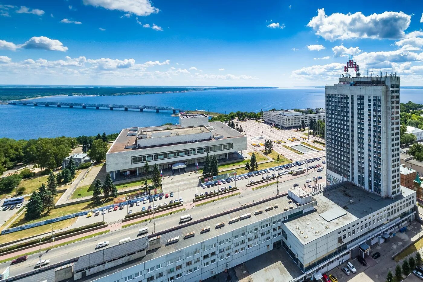 Поволжская ульяновск. Гостиница венец Ульяновск. Город Ульяновск гостиница венец. Венец Волга Ульяновск. Ульяновск центр с высоты.