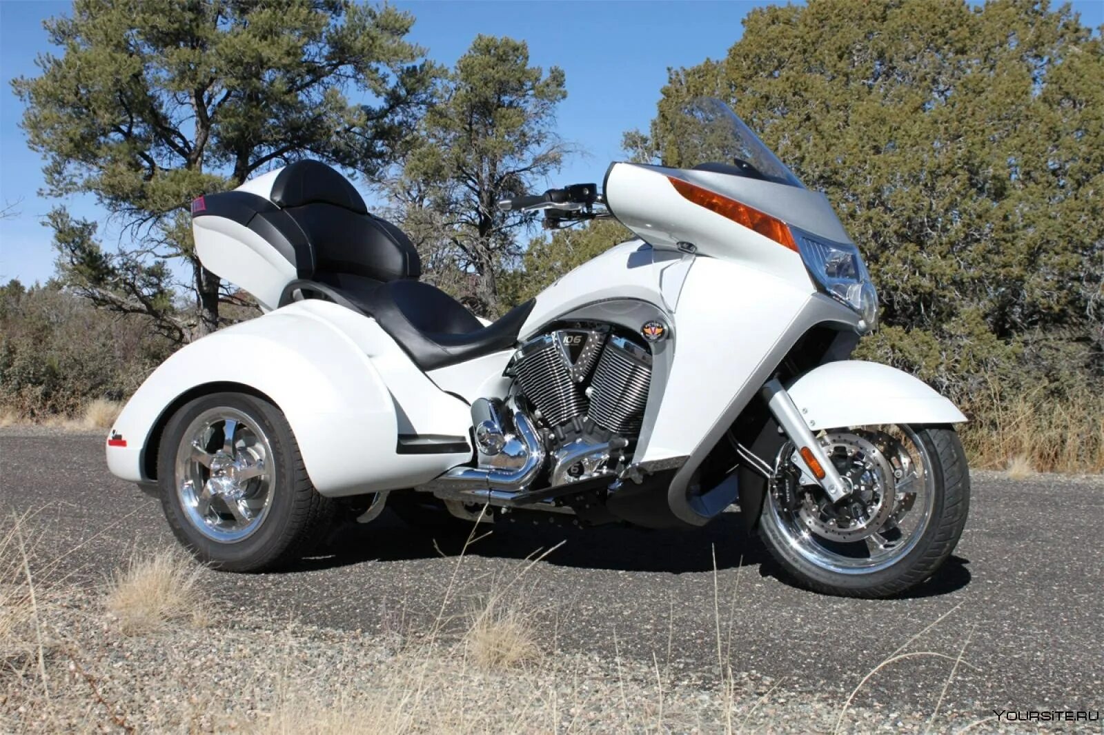 Трехколесный мотоцикл купить. Трехколесный мотороллер Дукати. Трехколесный мотоцикл БМВ. Трайк трицикл. Трицикл Arcimoto SRK.