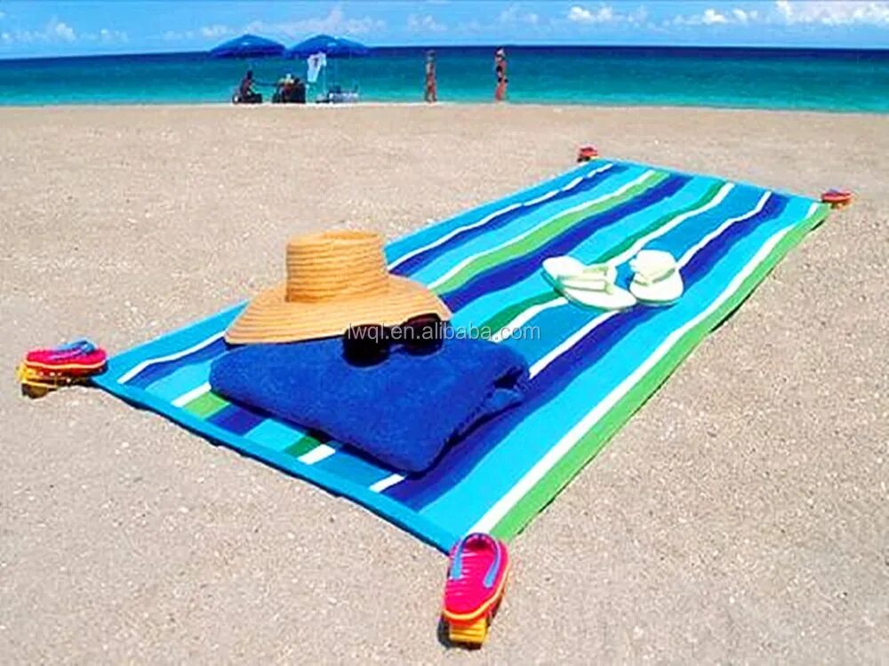 Полотенце для пляжа. Коврик для пляжа. Полотенце на пляже. Пляжные коврики для гальки. Коврик шезлонг для пляжа.