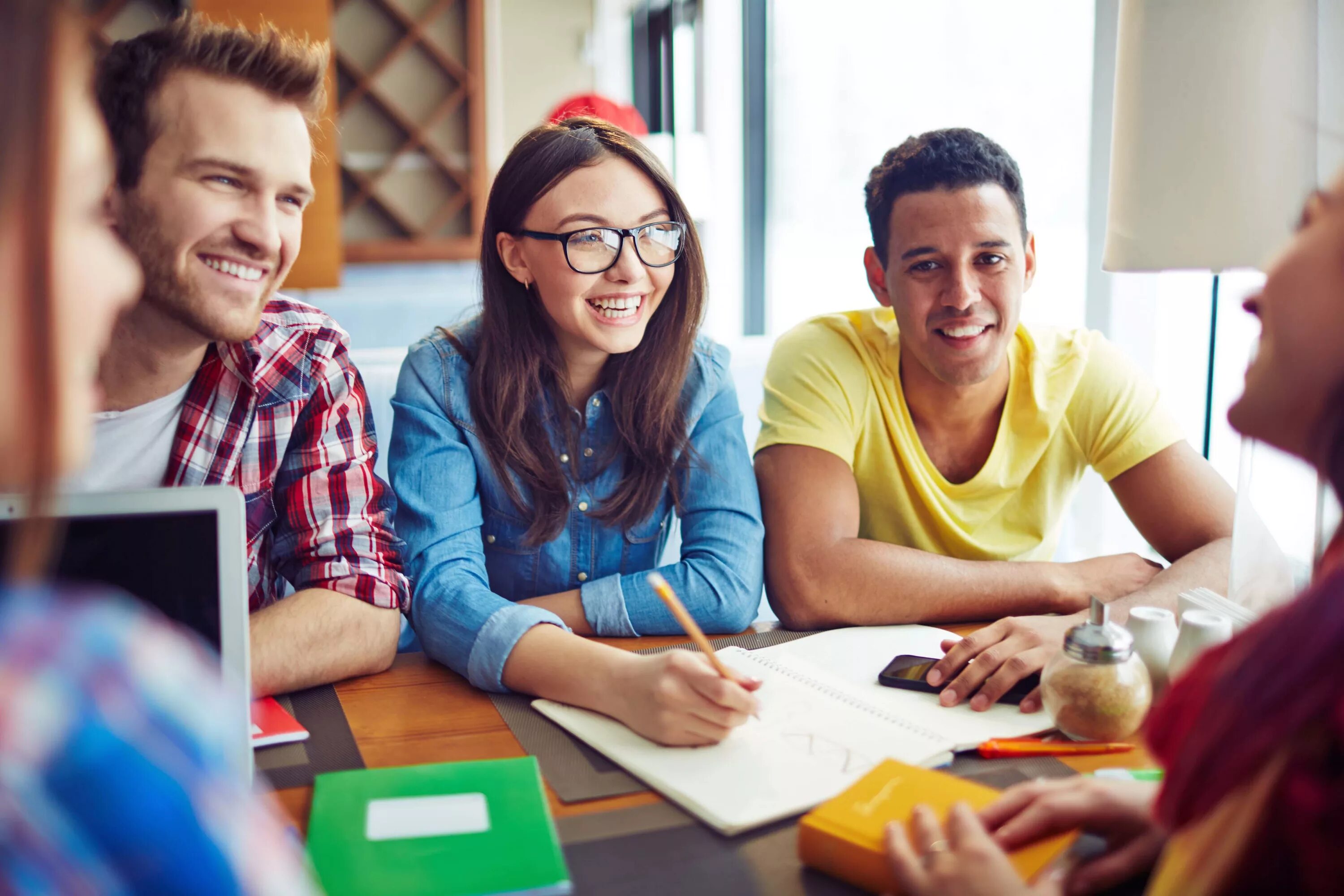 Students fun. Веселые студенты. Радостные студенты. Счастливые студенты. Молодежь в кафе.