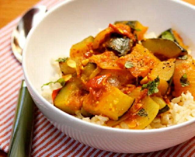 Тёплый салат с баклажанами и курицей. Курица с овощами на сковороде. Жареные овощи на сковороде. Курица кабачок перец рецепт. Теплый салат с кабачками.
