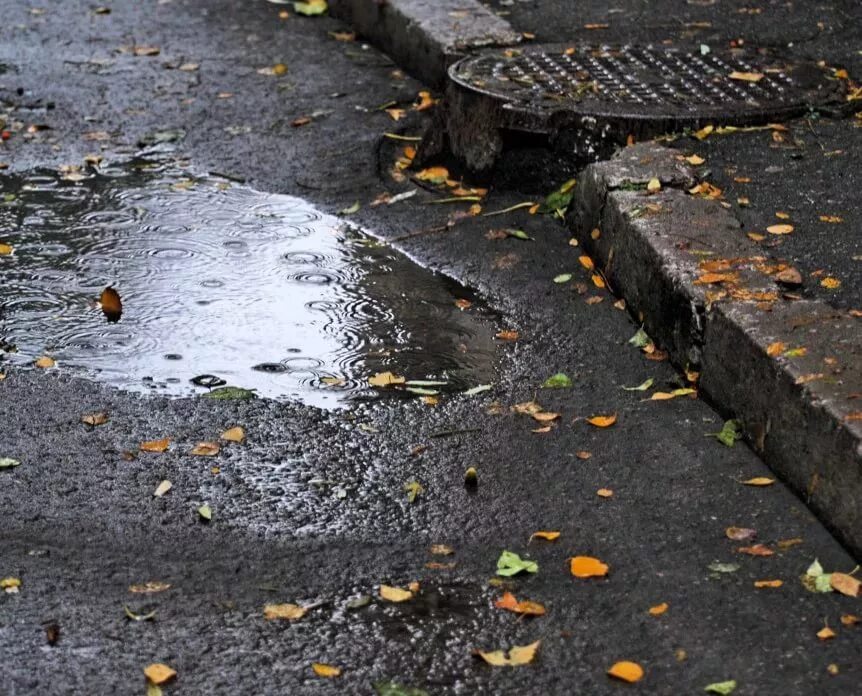 Везде лужи воды. Лужа. Лужи на асфальте. Дождь лужи. Мокрый осенний асфальт.