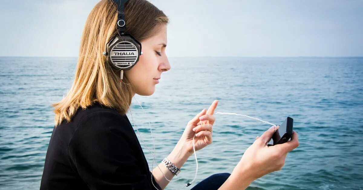 Музыка уменьшает стресс. Наушники на человеке. Приложение для выравнивания звука. Изменение громкости. Шапка для караоке.