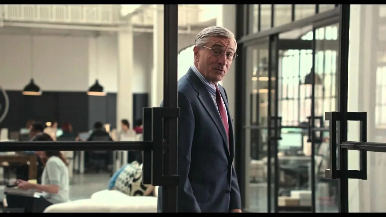 Стажер 2 хонихоев. Роберт де ниро стажер. роберт де ниро в фильме стажер. андерс холм стажер фильм. роберт де ниро и энн хэтэуэй в фильме стажер.