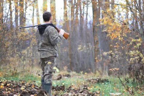 Бродит с ружьем по лесу