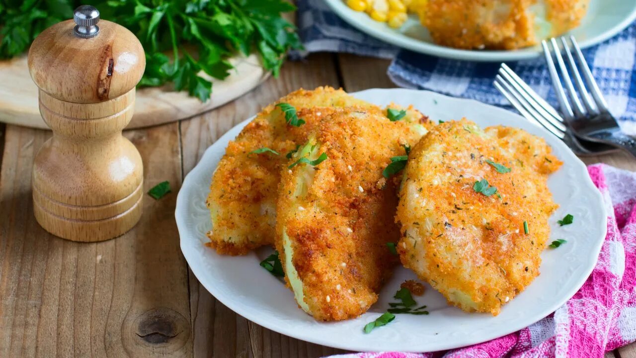 Капустные котлеты очень вкусные на сковороде. Пожарская котлета торжок. пожарские котлеты в торжке. шницель из капусты. капустные котлеты.