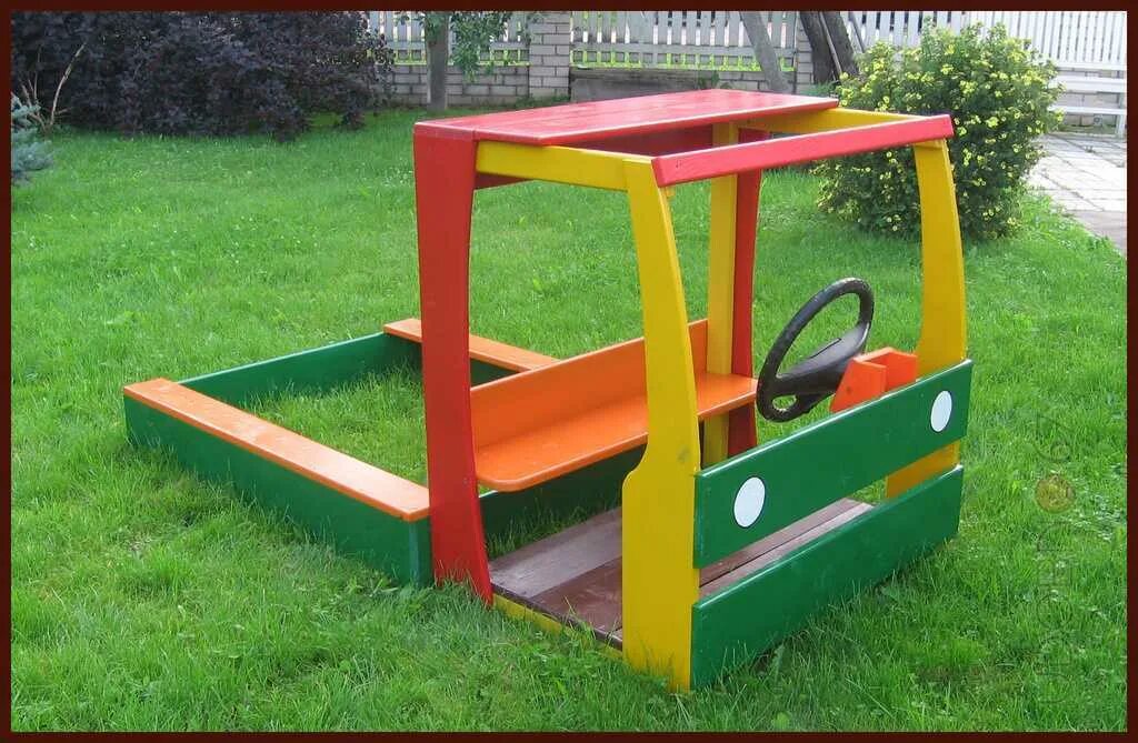 Что можно сделать на детской площадке. Машинка на участок в детский сад. Машинка в детский сад на площадку. Деревянная машина для детской площадки. Детские песочницы.