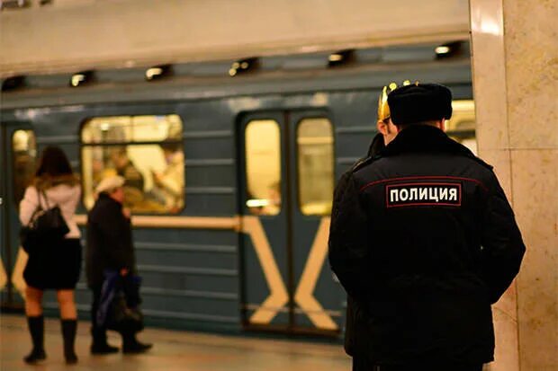 Таджики в метро. Мигранты в метро. полиция в метро. мигранты в метро москва. мигрант в полиции на метро.