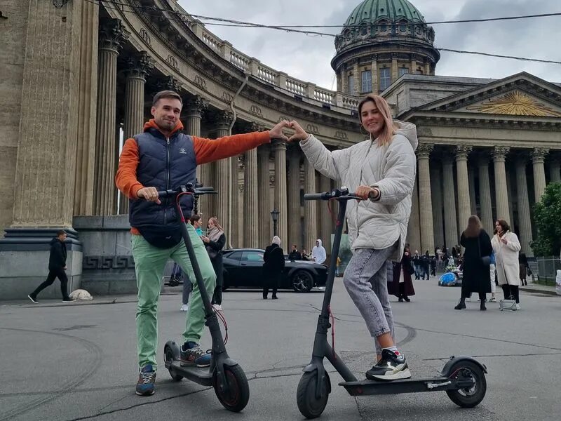 Самокат спб на улице. Экскурсия на самокатах. Прогулка на самокатах по Санкт Петербургу. Композиция самокат. Самокаты СПБ прогулка.