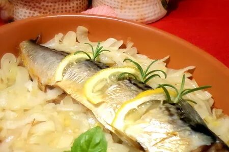 Скумбрия на сковороде с луком