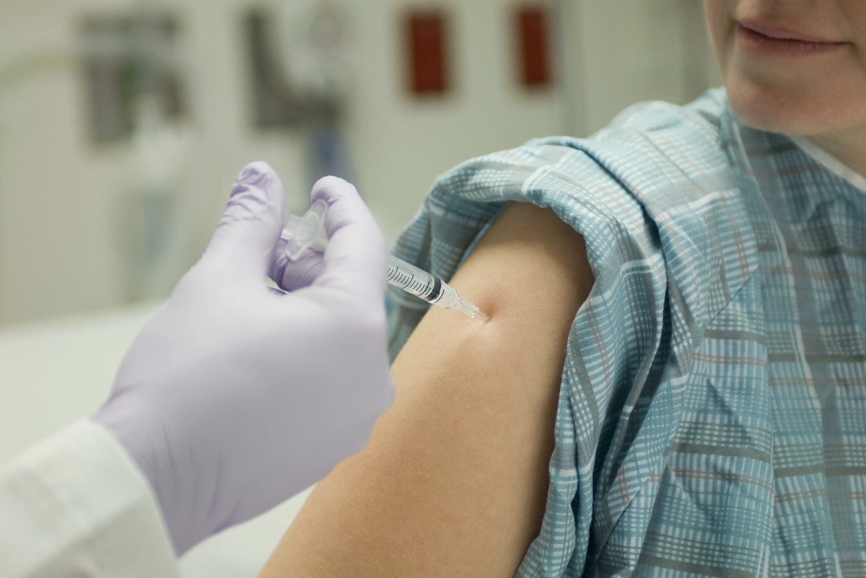 Рука вакцина. Вакцинация от гриппа. Прививка от гриппа в руку.