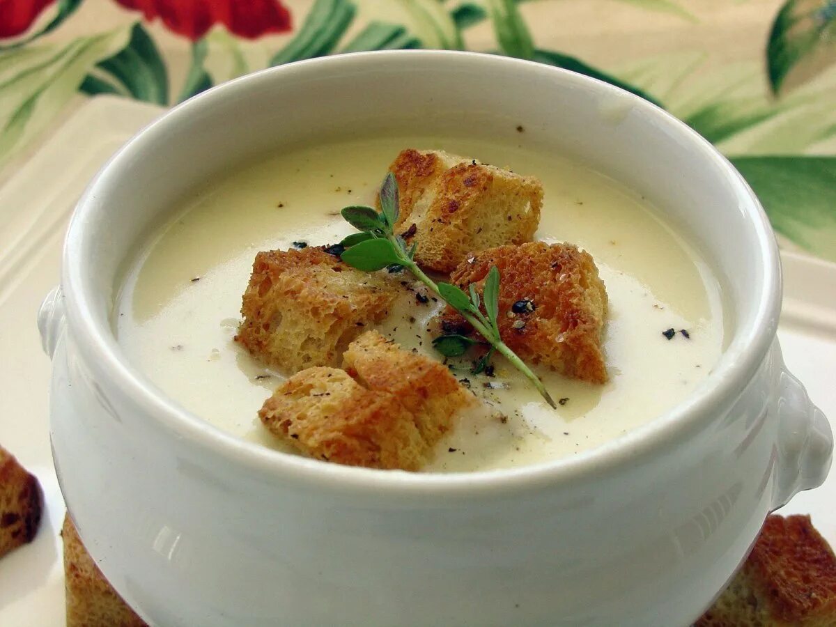 Суп пюре с гренками. Картофельный суп пюре. суп-пюре картофельный с гренками. картофельный суп с гренками.