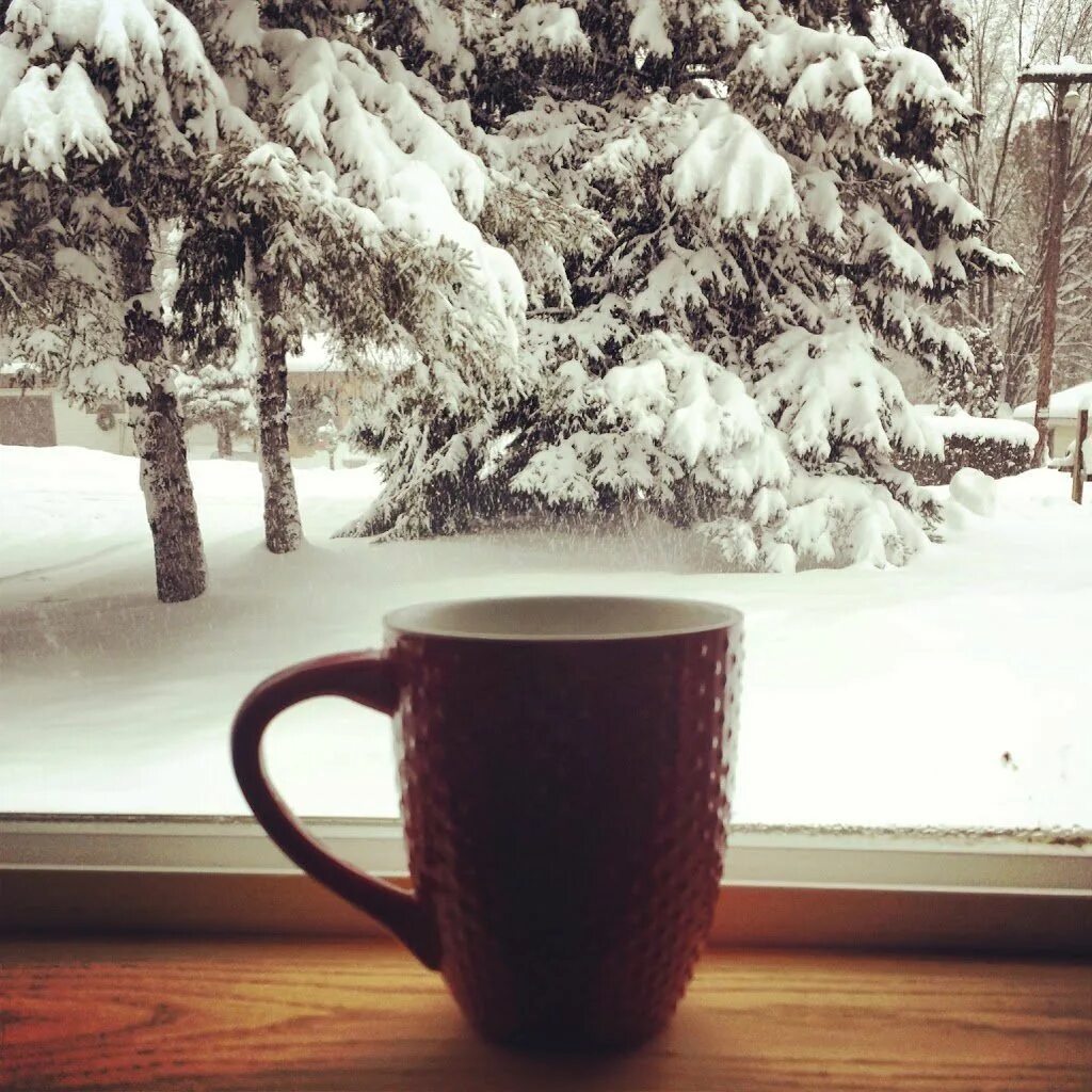 Доброе утро картинки зимние январь 2024. Зимнее утро кофе. Кофе зимой. Чашка кофе зимой. Утро кофе зима.