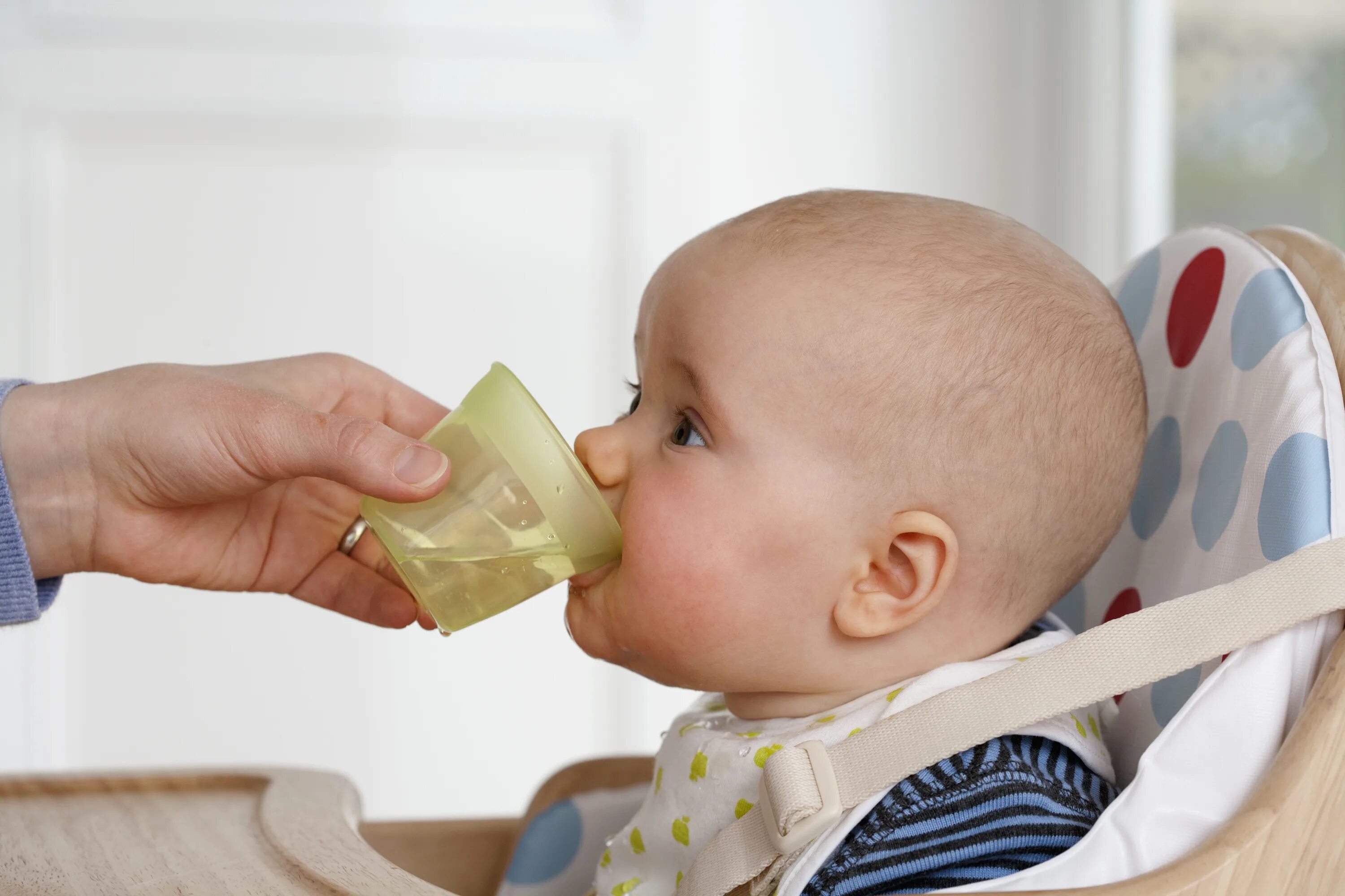 Мама хочу пить. Докорм ребенка из чашки. Младенец пьет воду. Малыш пьет из чашки. Малыш пьет из кружки.