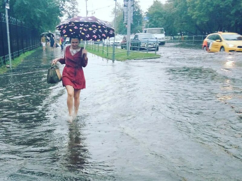 Ливень в Москве. Ливень потоп босиком. Босиком после дождя. Босиком в ливень.