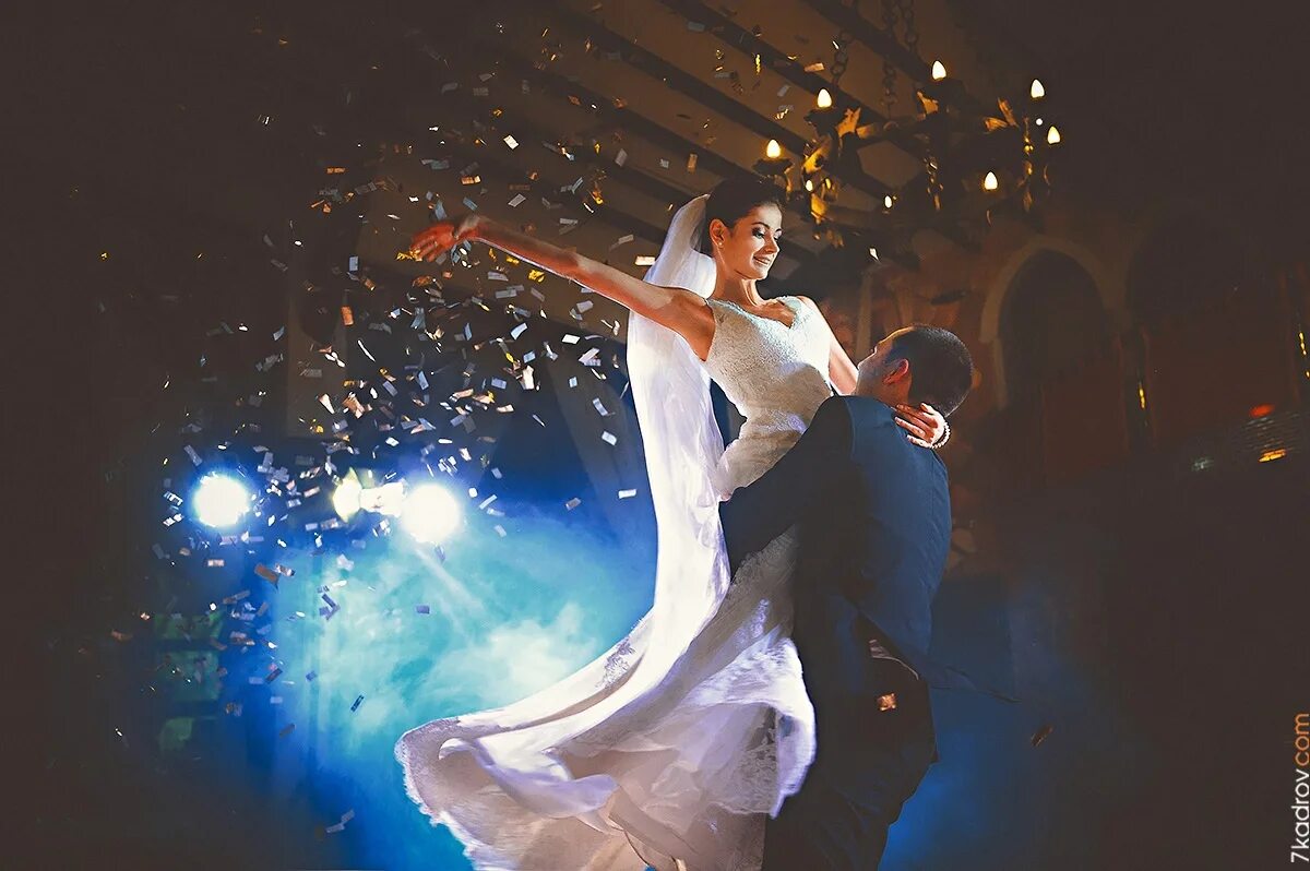Свадьба где танцуют. Свадебный танец. Танцы на свадьбе. Молодожены танцуют. Танец жениха и невесты на свадьбе.