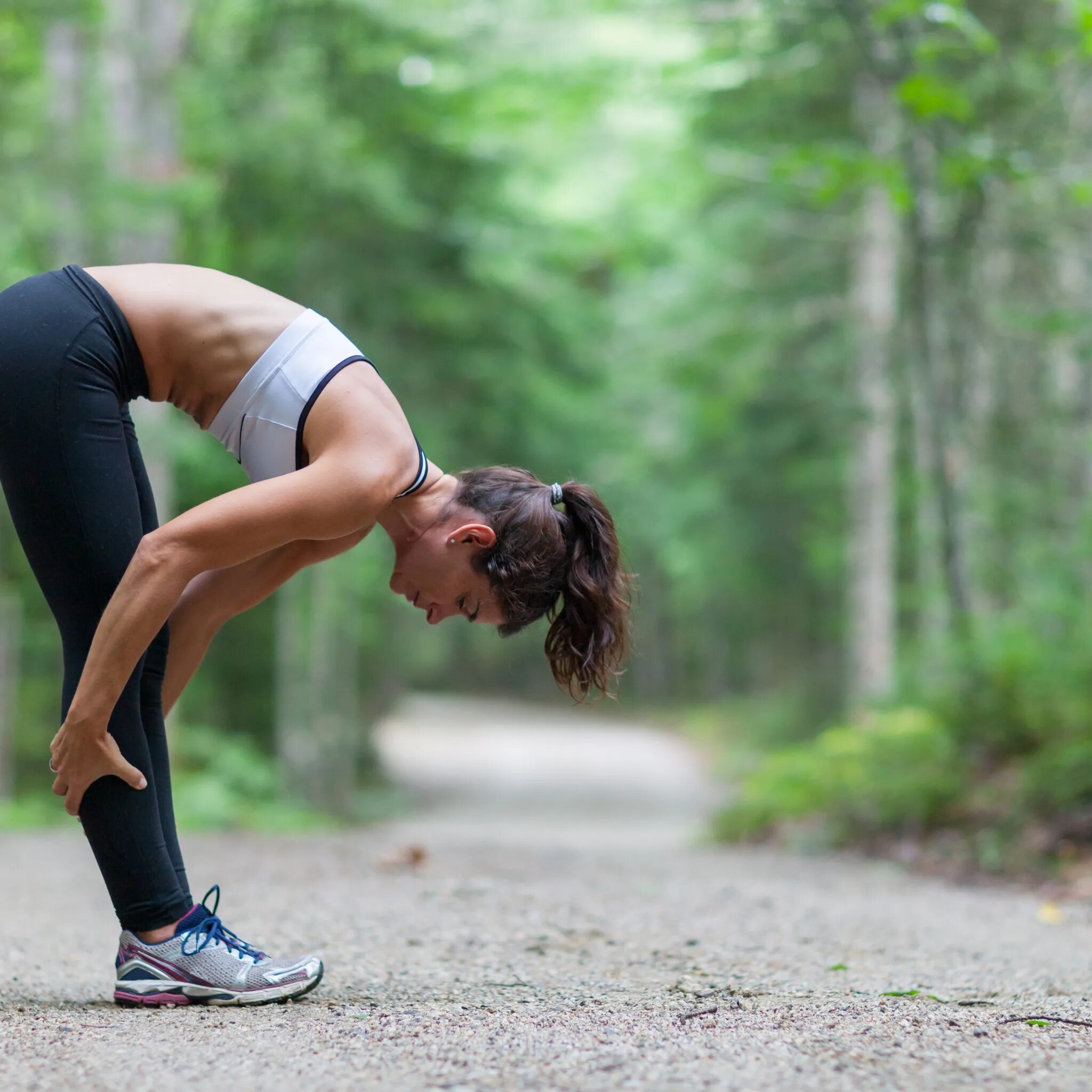 Бег. Человек на пробежке. Утренний бег. Девушка на пробежке. Ходьба по утрам.