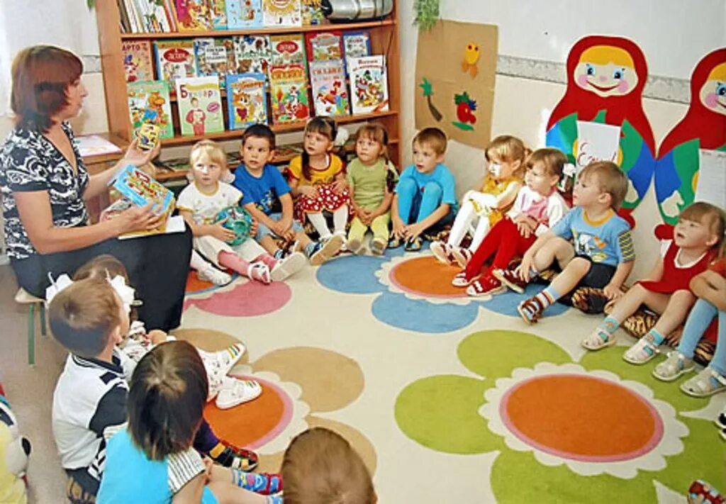 Дети в детском саду. Круг для детского сада. Воспитатель с детьми в кругу в детском саду. Фото детей в детском саду.
