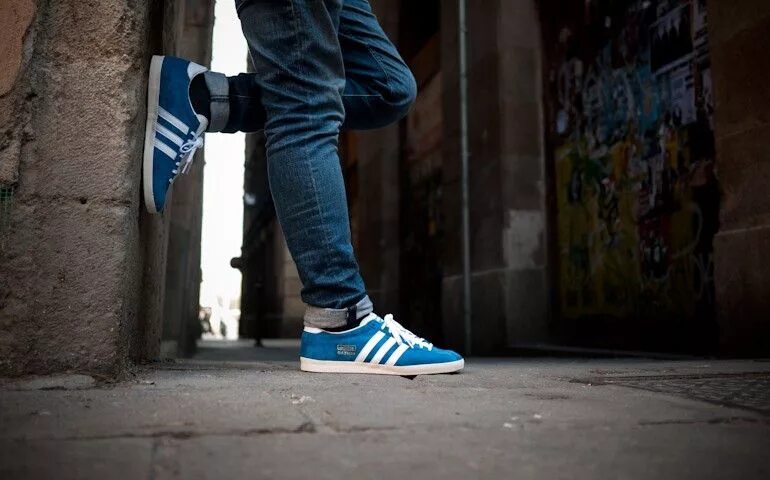 Adidas Gazelle подвороты. Adidas Gazelle на ноге мужские. Adidas Gazelle мужские с джинсами. Adidas Gazelle на ноге. Кроссовки под адидас