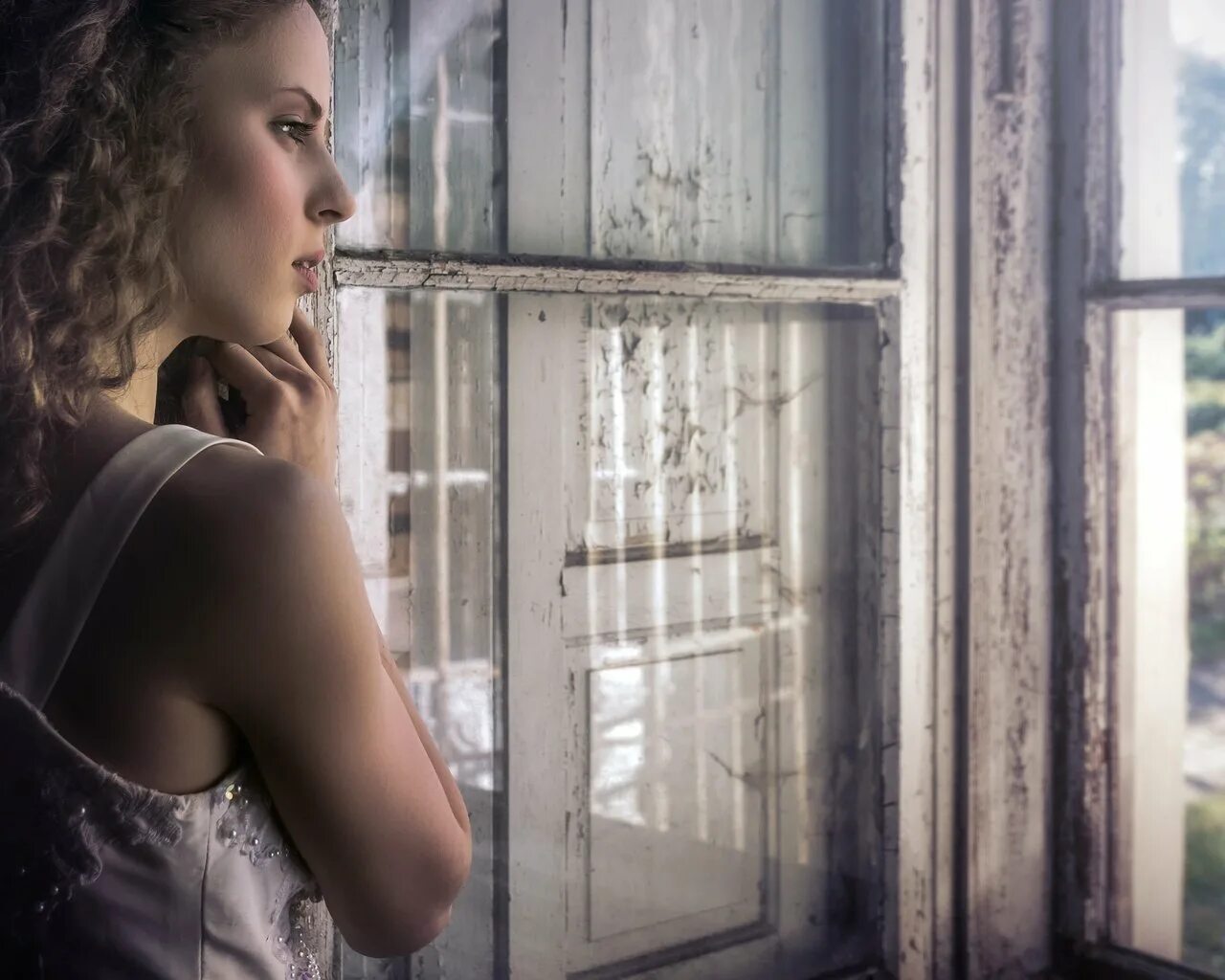 За окном девушка в бежевом платьице слушать. Девушка у окна. Девушка грустит. Задумчивая девушка. У окна.