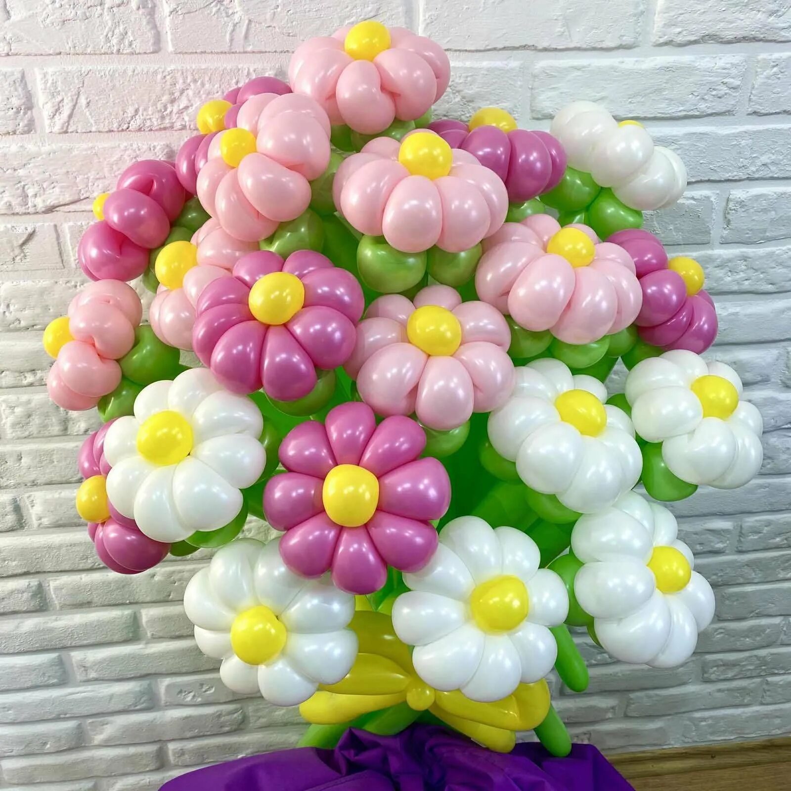 Цветы из шаров. Воздушные шары и цветы. Сцеты из шаров. Букет цветов из шариков.