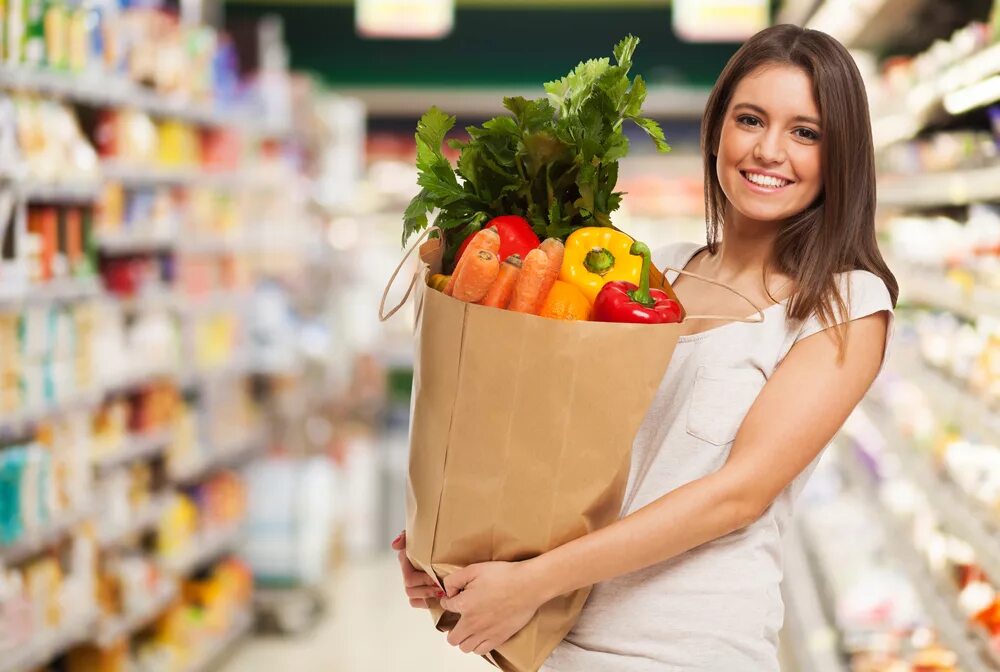 Продавец какой продукт. Человек с продуктами. девушка с продуктами. семья с продуктами. женщина в продуктовом магазине.