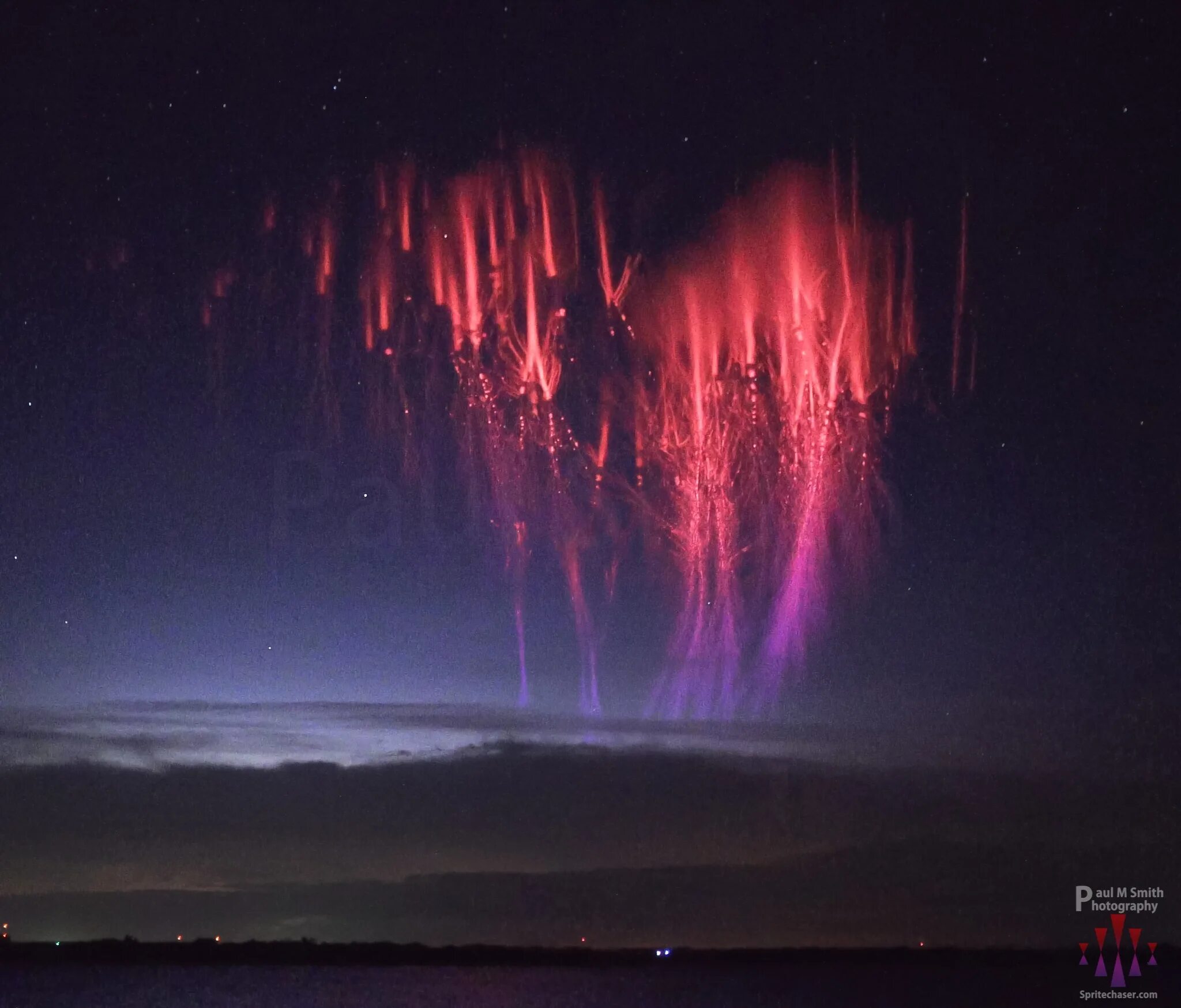 спрайты природное явление. малиновое северное сияние. молнии эльфы джеты спрайты. красное явление. красное явление.